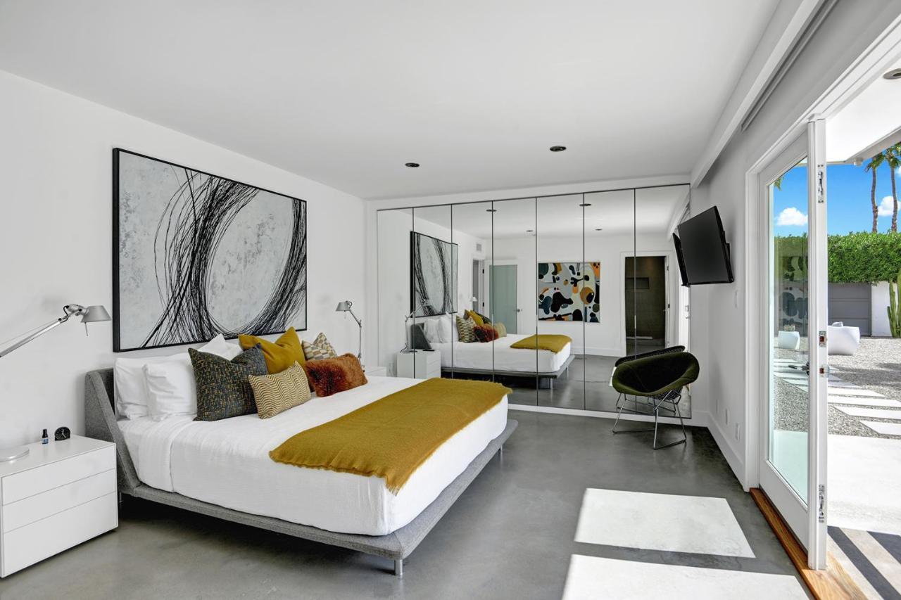 Hollywood Palms Estate- Ultra-luxe, Pool, Spa, Firepit, Outdoor Kitchen & Holiday home Palm Springs