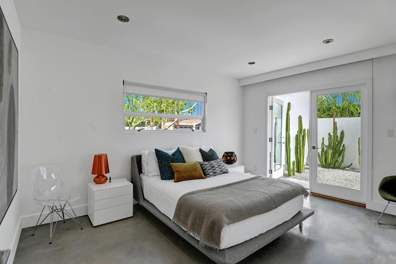 Hollywood Palms Estate- Ultra-luxe, Pool, Spa, Firepit, Outdoor Kitchen & Holiday home *