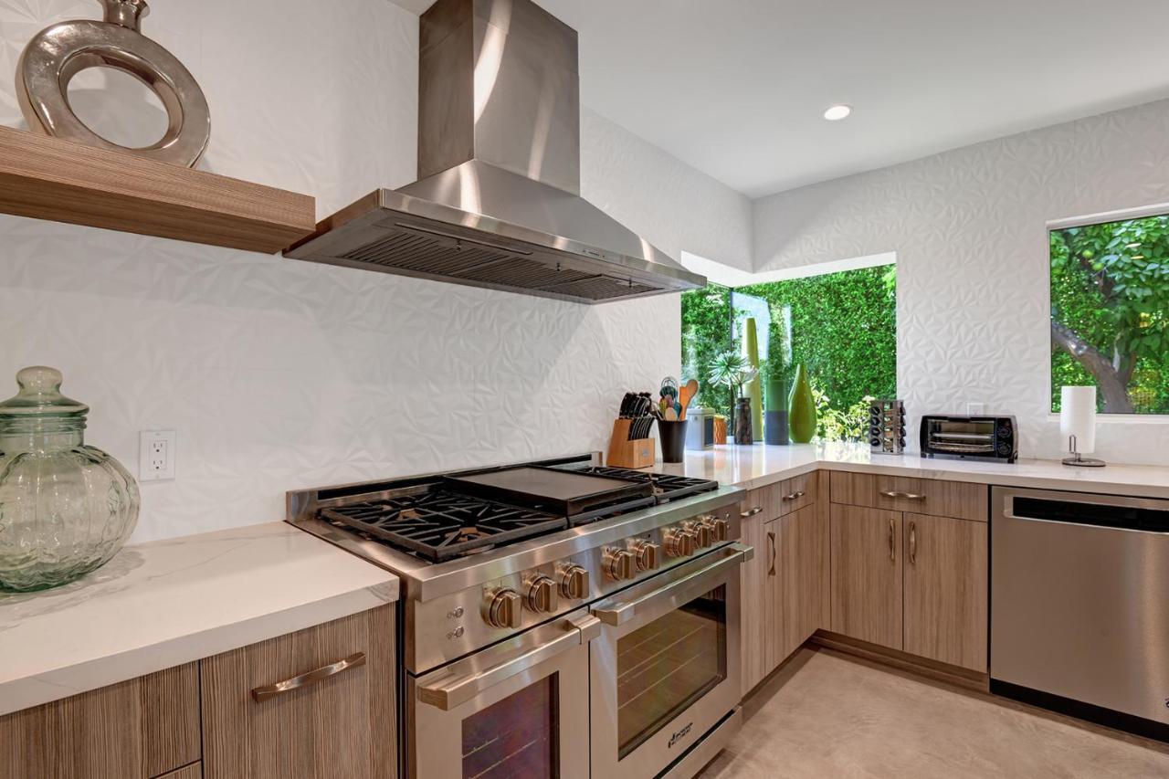 Ultra-luxury- Style Private Compound-close To Everything- 3bd/2.5ba Palm Springs