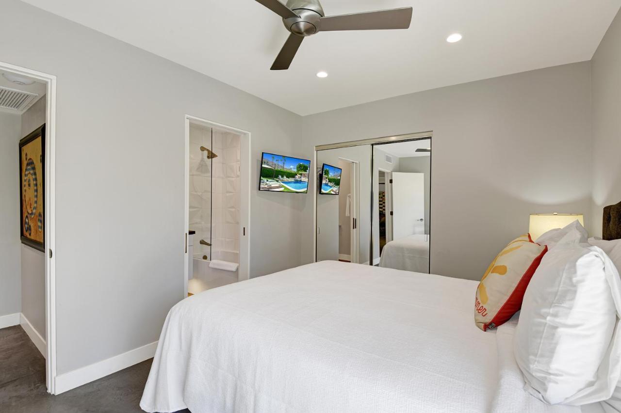 Ultra-luxury- Style Private Compound-close To Everything- 3bd/2.5ba Holiday home Palm Springs