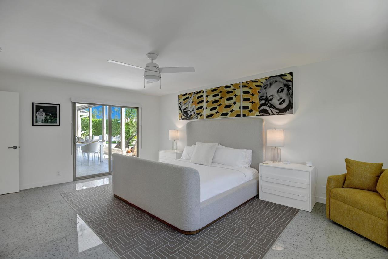 Ultra-chic Luxe Mid-century Estate- Like Pool, Spa, Firepit, Outdoor Kitchen 3bed/3bath Holiday home