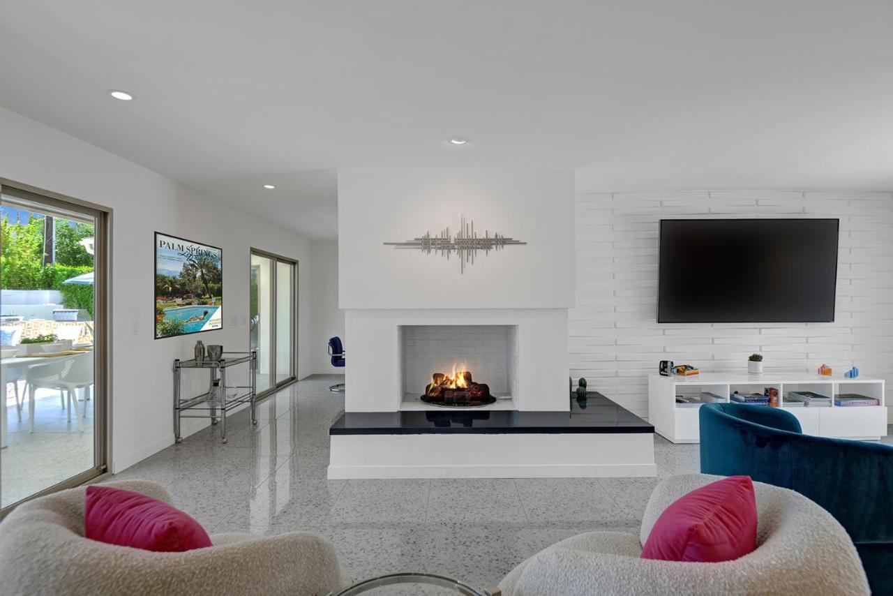 Ultra-chic Luxe Mid-century Estate- Like Pool, Spa, Firepit, Outdoor Kitchen 3bed/3bath *