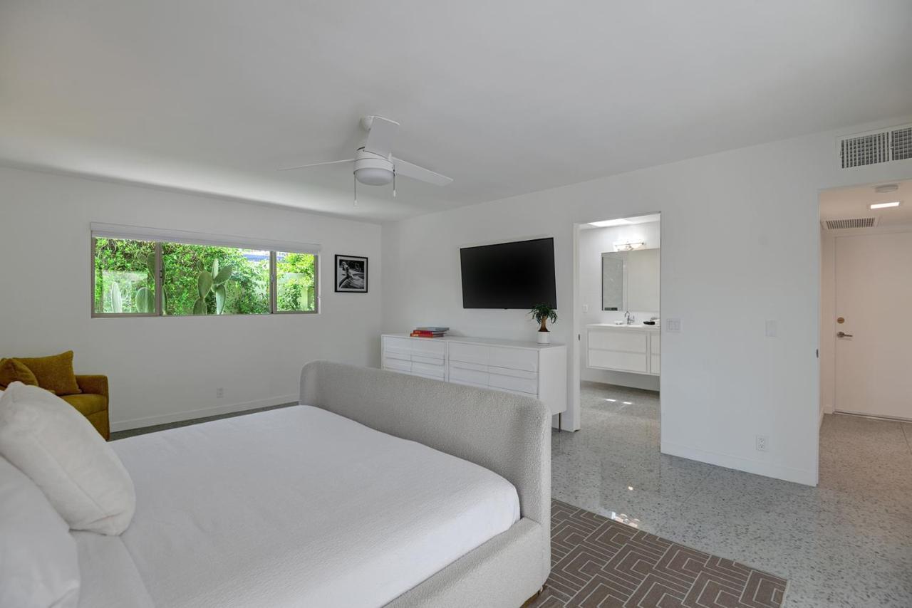 Holiday home Ultra-chic Luxe Mid-century Estate- Like Pool, Spa, Firepit, Outdoor Kitchen 3bed/3bath