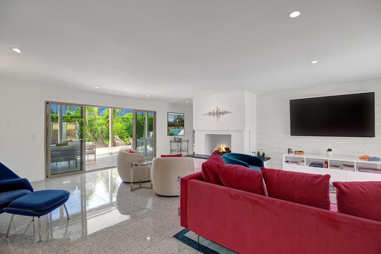Ultra-chic Luxe Mid-century Estate- Like Pool, Spa, Firepit, Outdoor Kitchen 3bed/3bath Palm Springs