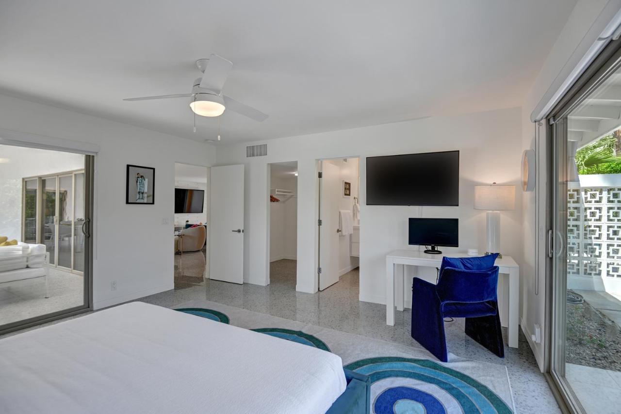 Holiday home Ultra-chic Luxe Mid-century Estate- Like Pool, Spa, Firepit, Outdoor Kitchen 3bed/3bath *