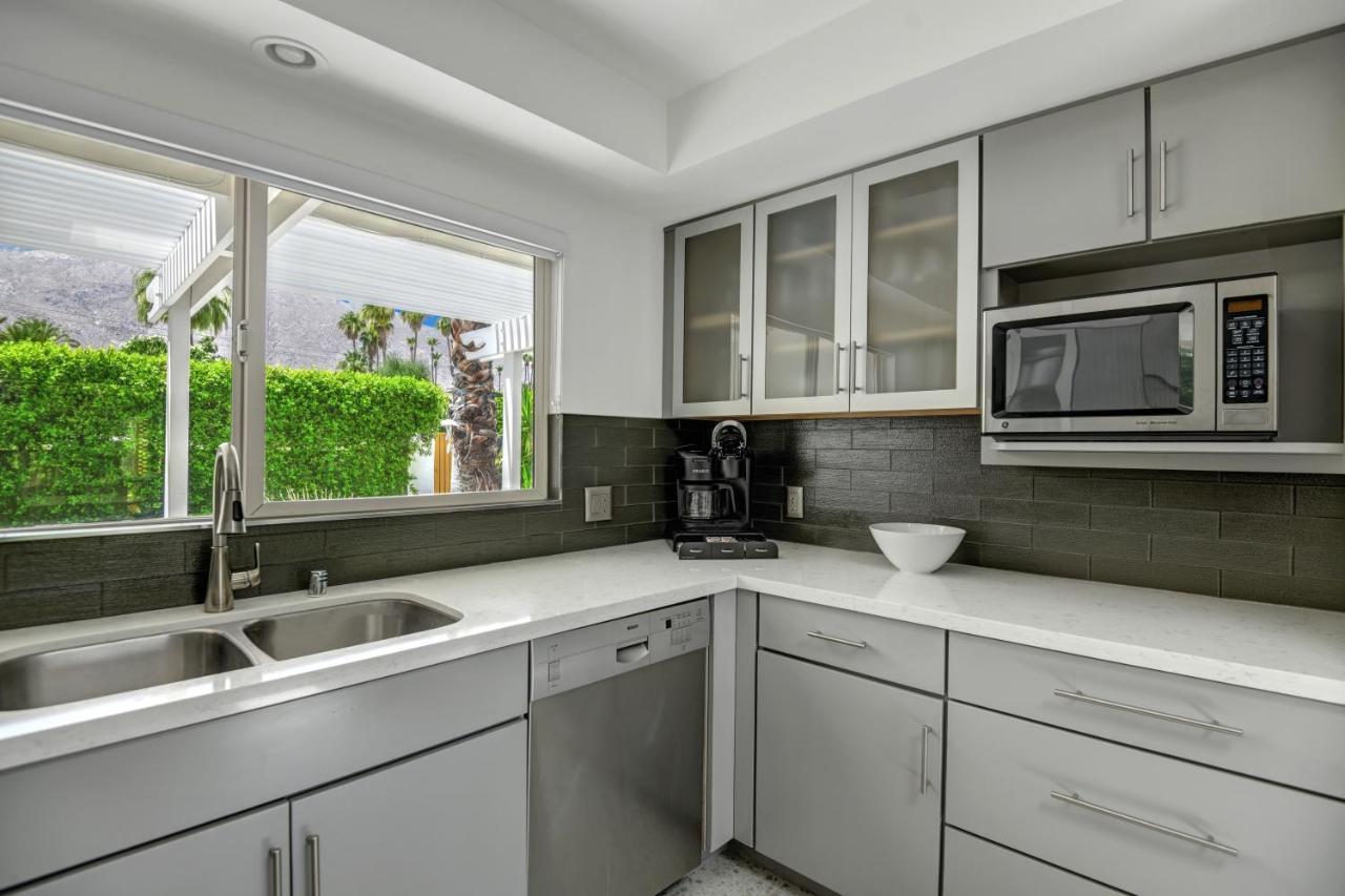 Ultra-chic Luxe Mid-century Estate- Like Pool, Spa, Firepit, Outdoor Kitchen 3bed/3bath