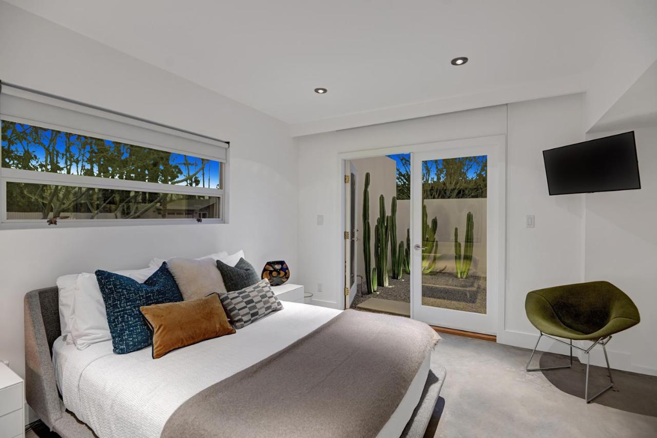 Hollywood Palms Estate- Ultra-luxe, Pool, Spa, Firepit, Outdoor Kitchen & * Palm Springs