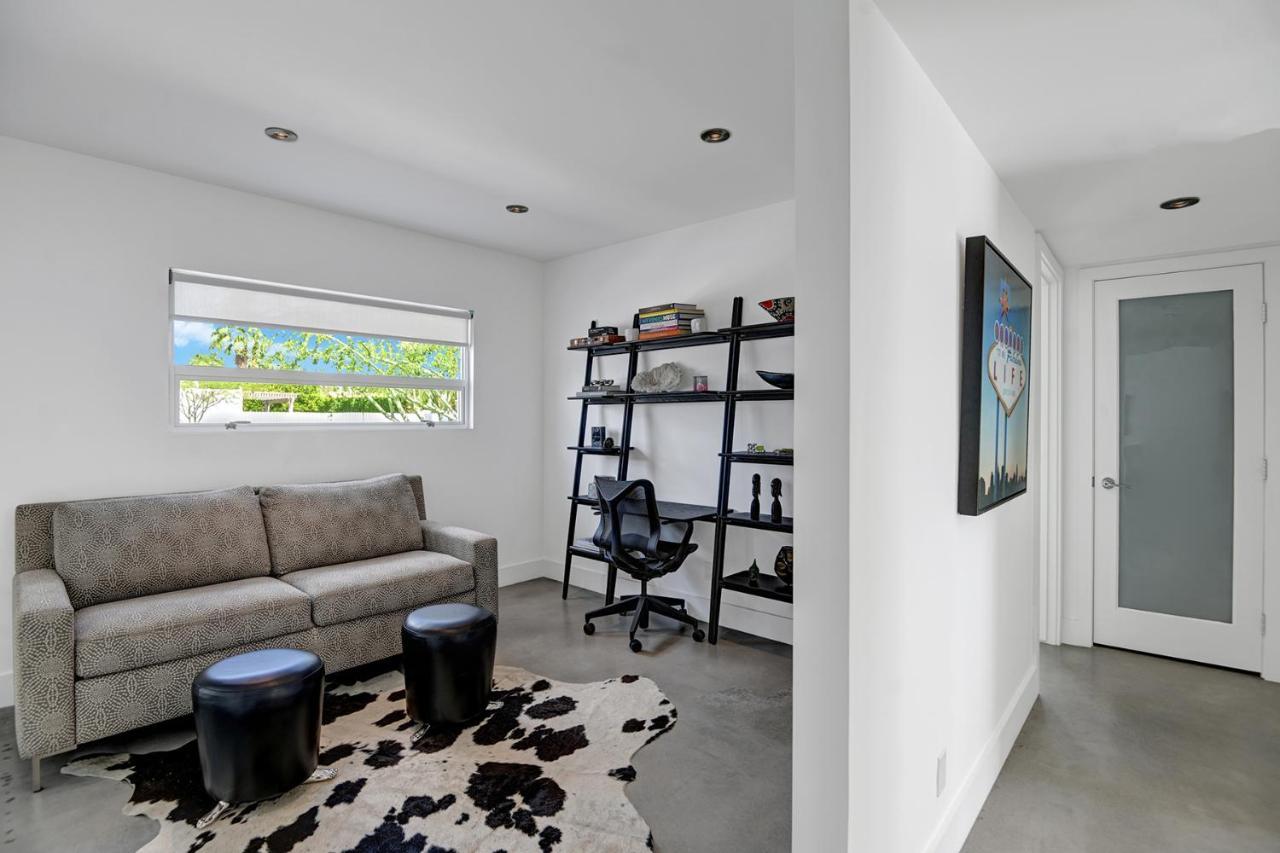 Hollywood Palms Estate- Ultra-luxe, Pool, Spa, Firepit, Outdoor Kitchen & Holiday home