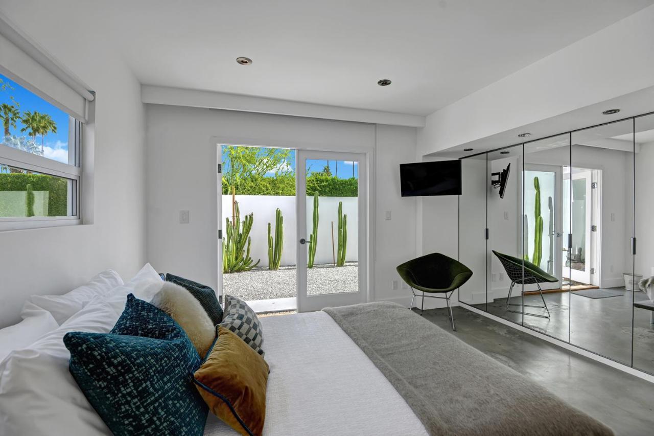 Hollywood Palms Estate- Ultra-luxe, Pool, Spa, Firepit, Outdoor Kitchen & Holiday home *