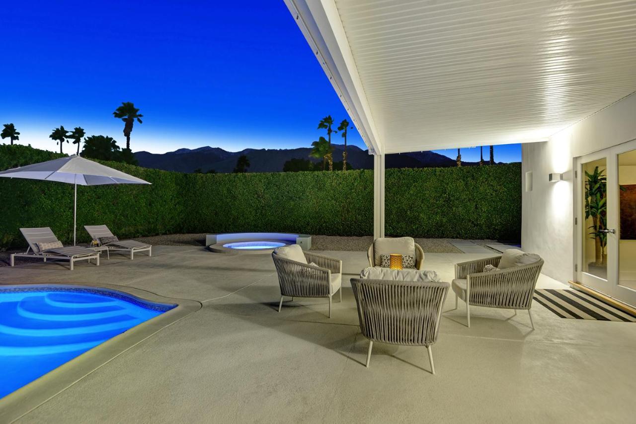 Hollywood Palms Estate- Ultra-luxe, Pool, Spa, Firepit, Outdoor Kitchen & Holiday home