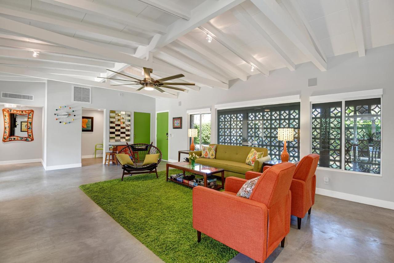 Ultra-luxury- Style Private Compound-close To Everything- 3bd/2.5ba Holiday home Palm Springs