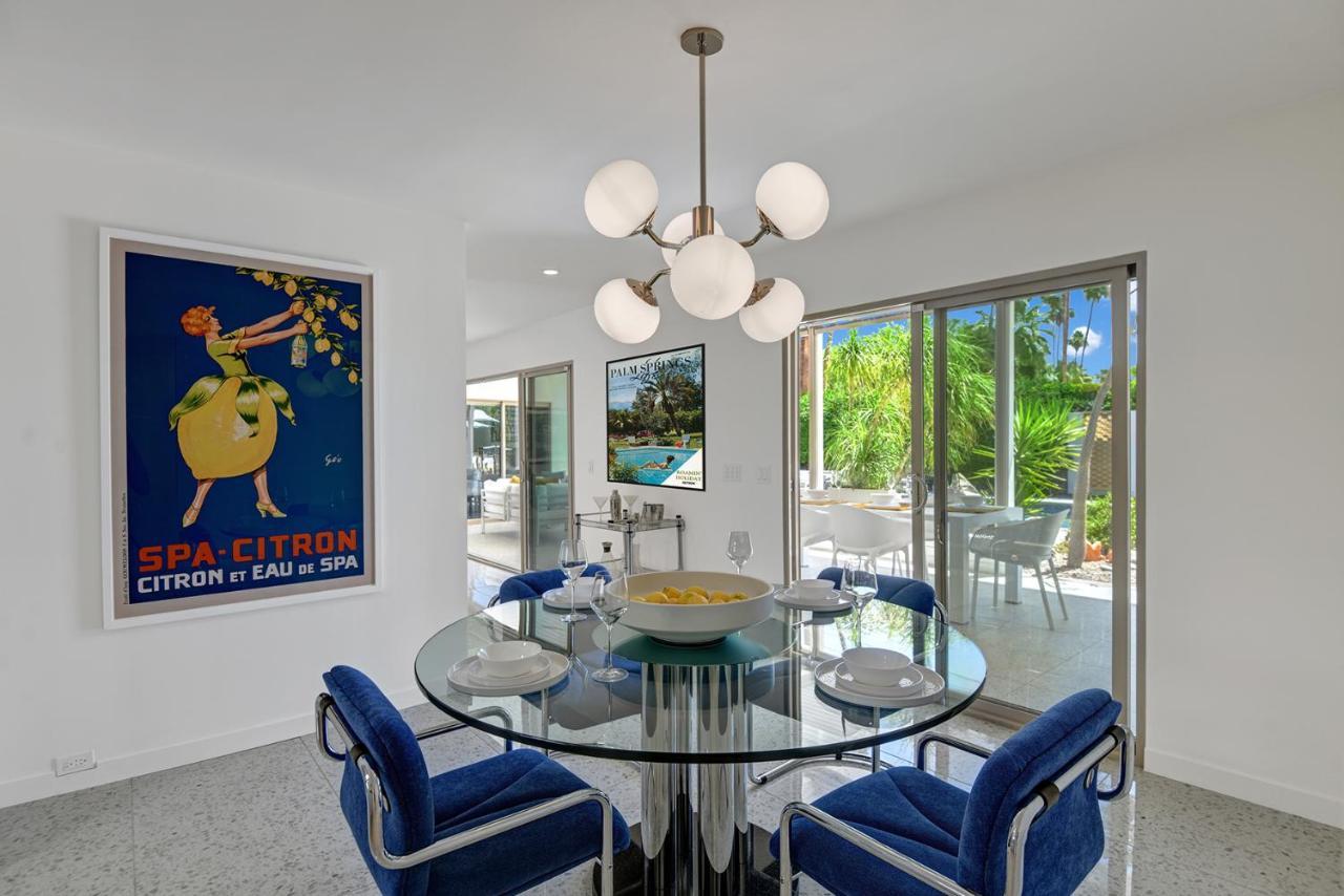 Ultra-chic Luxe Mid-century Estate- Like Pool, Spa, Firepit, Outdoor Kitchen 3bed/3bath Holiday home