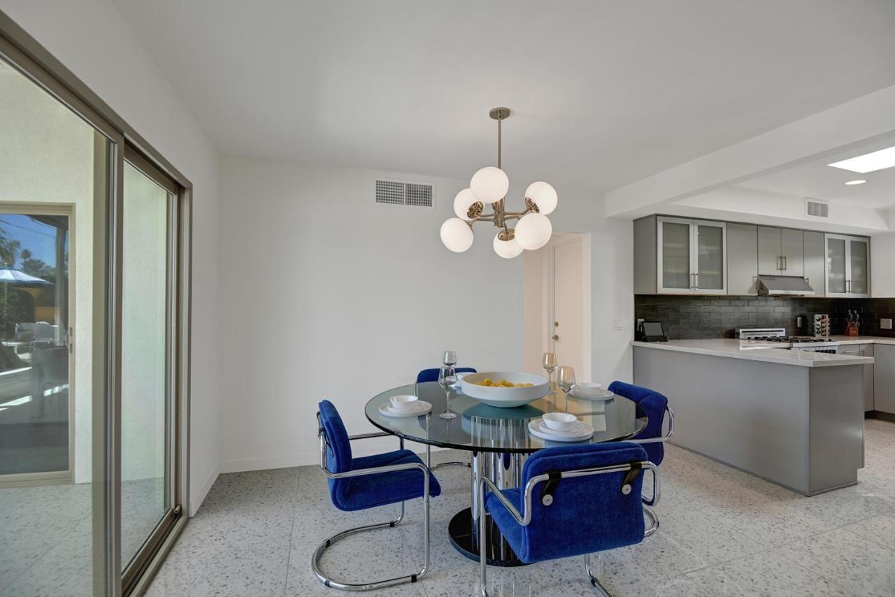 Ultra-chic Luxe Mid-century Estate- Like Pool, Spa, Firepit, Outdoor Kitchen 3bed/3bath *
