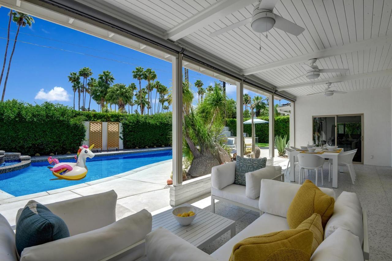 Ultra-chic Luxe Mid-century Estate- Like Pool, Spa, Firepit, Outdoor Kitchen 3bed/3bath Holiday home Palm Springs