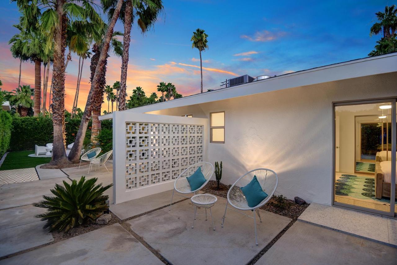 Ultra-chic Luxe Mid-century Estate- Like Pool, Spa, Firepit, Outdoor Kitchen 3bed/3bath Holiday home *