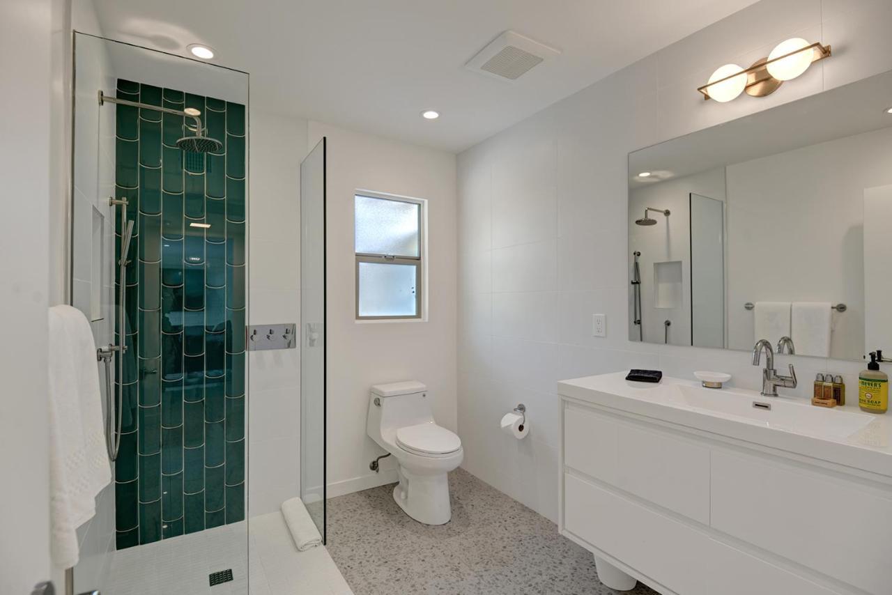 Holiday home Ultra-chic Luxe Mid-century Estate- Like Pool, Spa, Firepit, Outdoor Kitchen 3bed/3bath