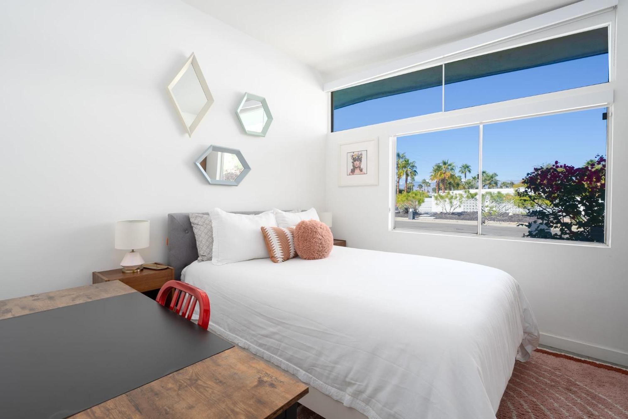 The Portrait House A Mid Century Hangout Holiday home Palm Springs