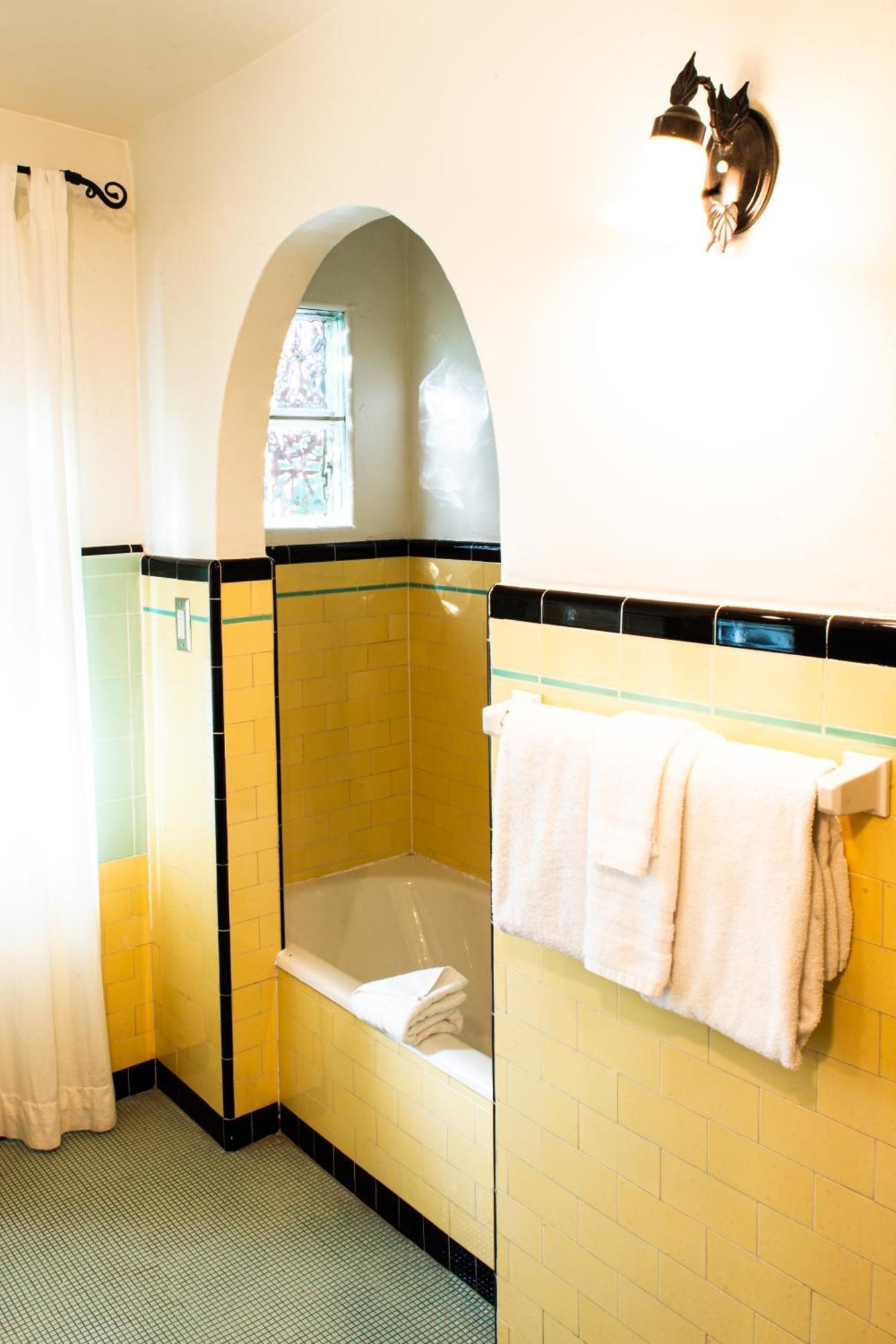 Talavera Hotel *