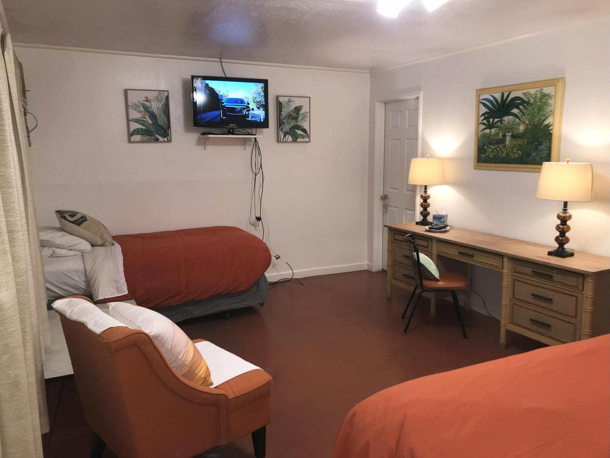 Aloha Hotel 3*