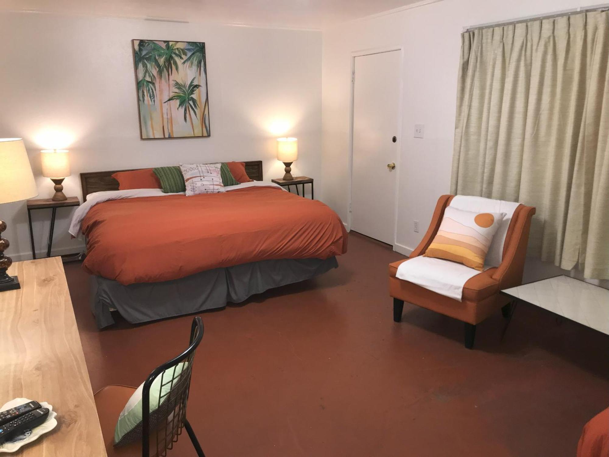 Aloha Hotel 3*