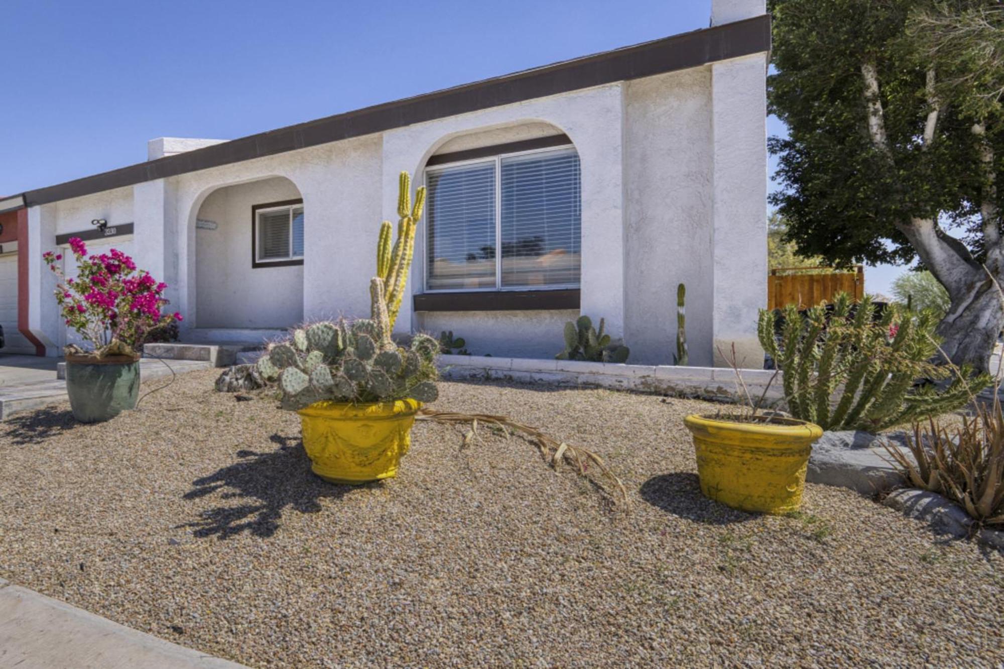Amazing Serenity Vacation W/heated Pool & Palm Springs