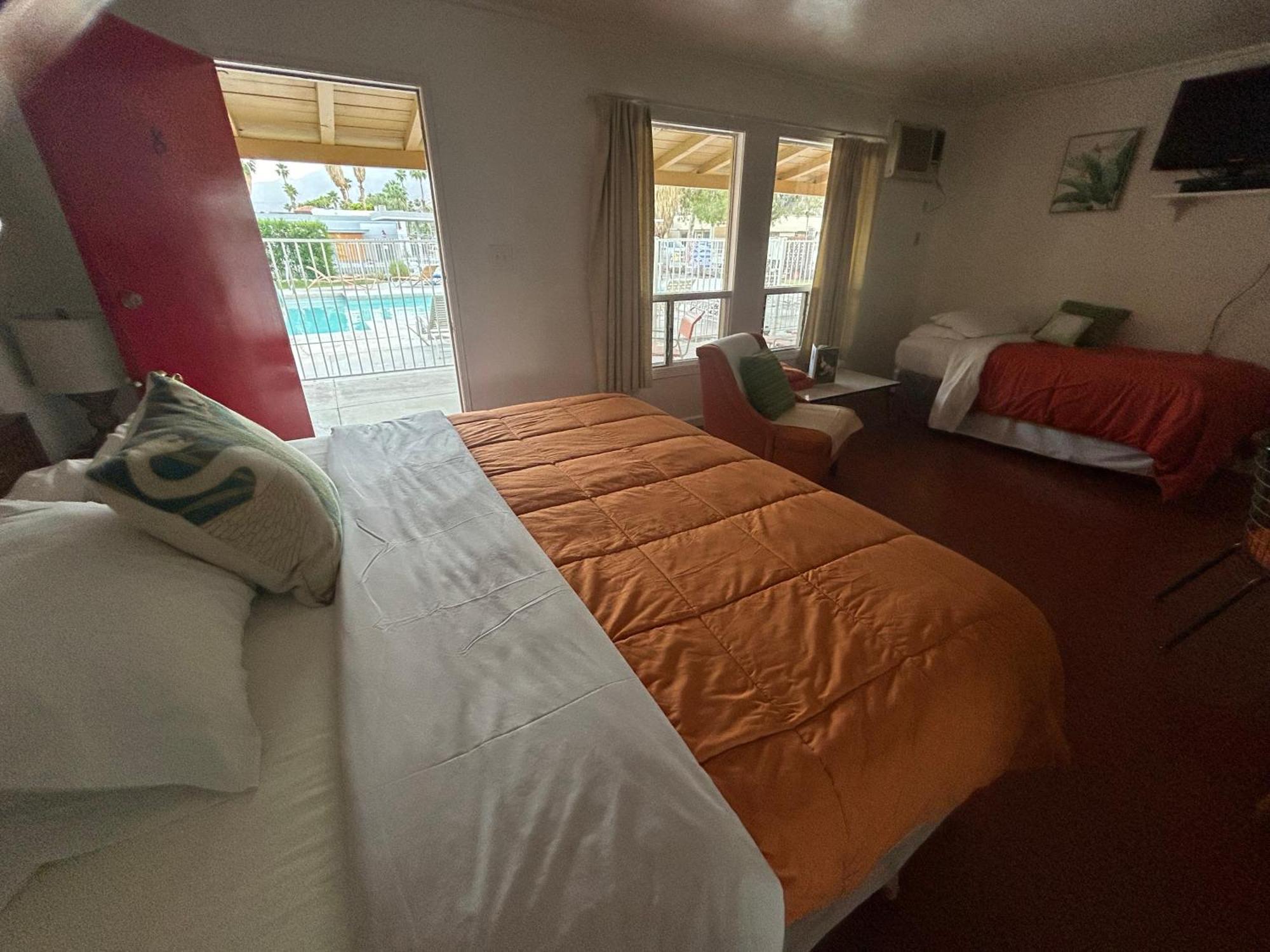 Aloha Hotel 3*