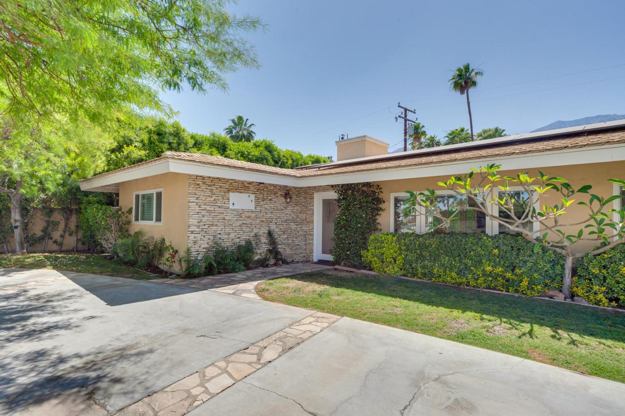 Patio, Pool And Mountain Views! Holiday home Palm Springs