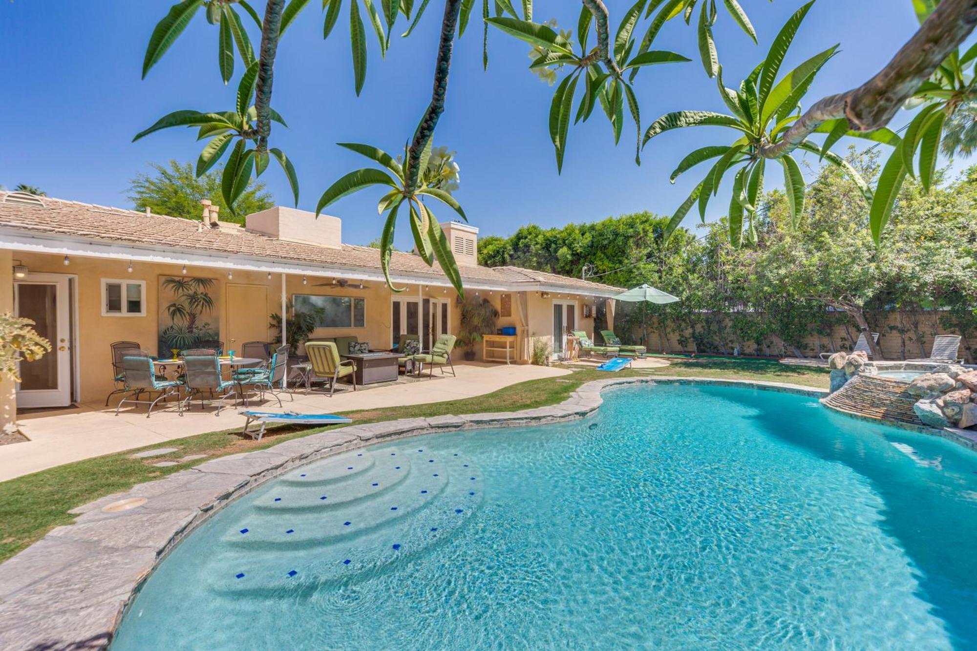 Holiday home Patio, Pool And Mountain Views!