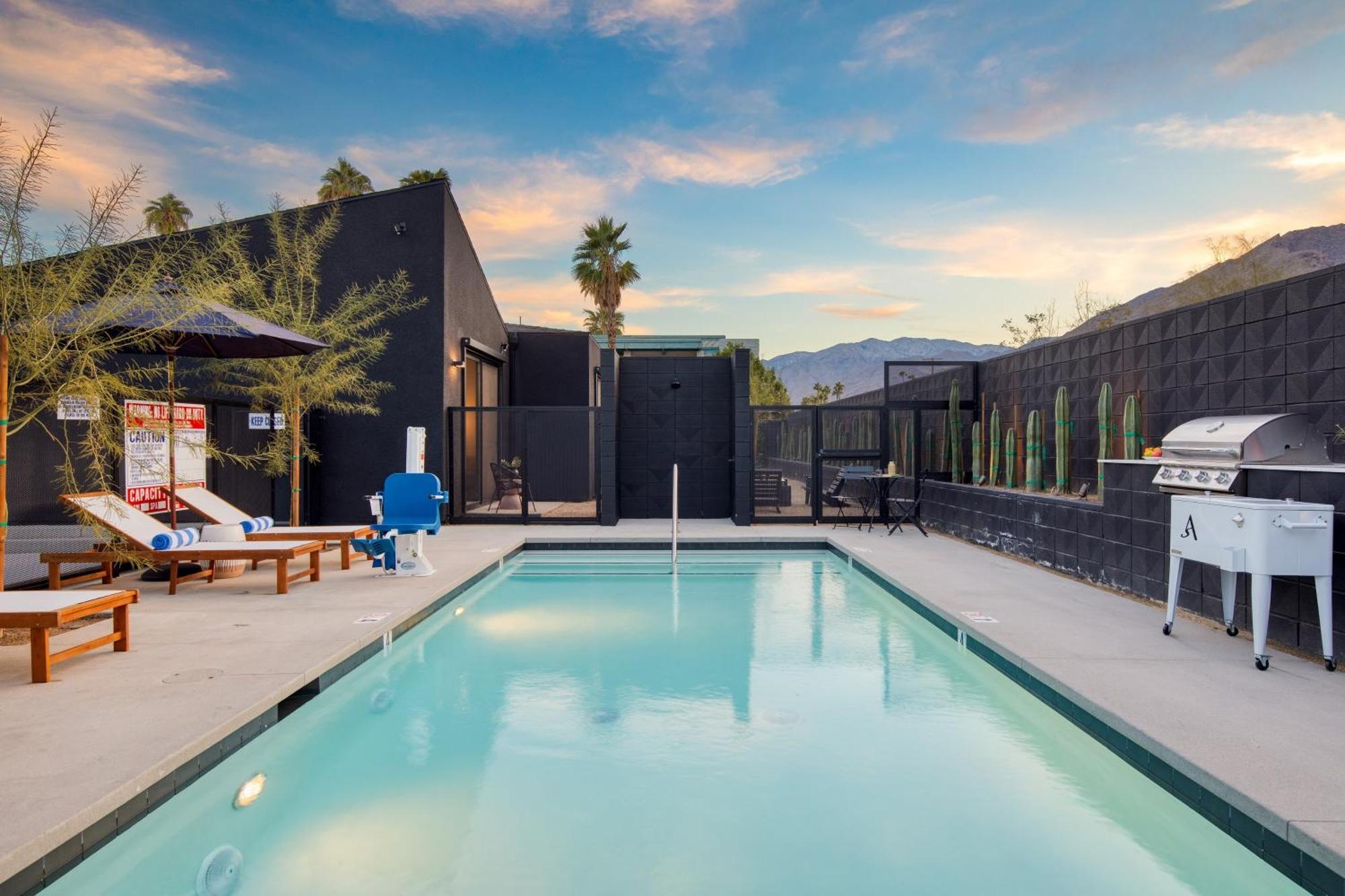 Blackhaus By Avantstay Ada Modern Rooms, Pool & Bbq