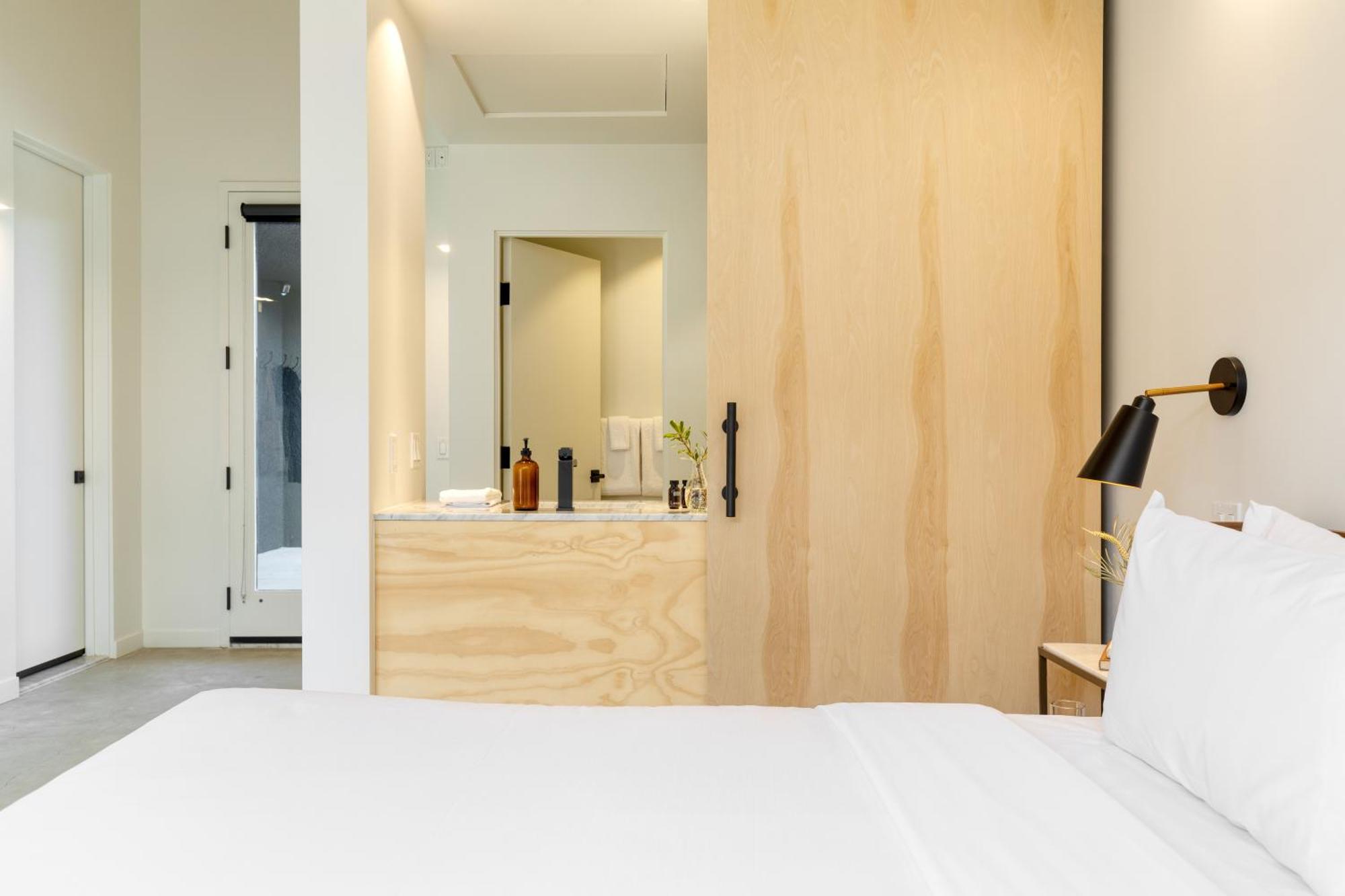 Hotel Blackhaus By Avantstay Ada Modern Rooms, Pool & Bbq