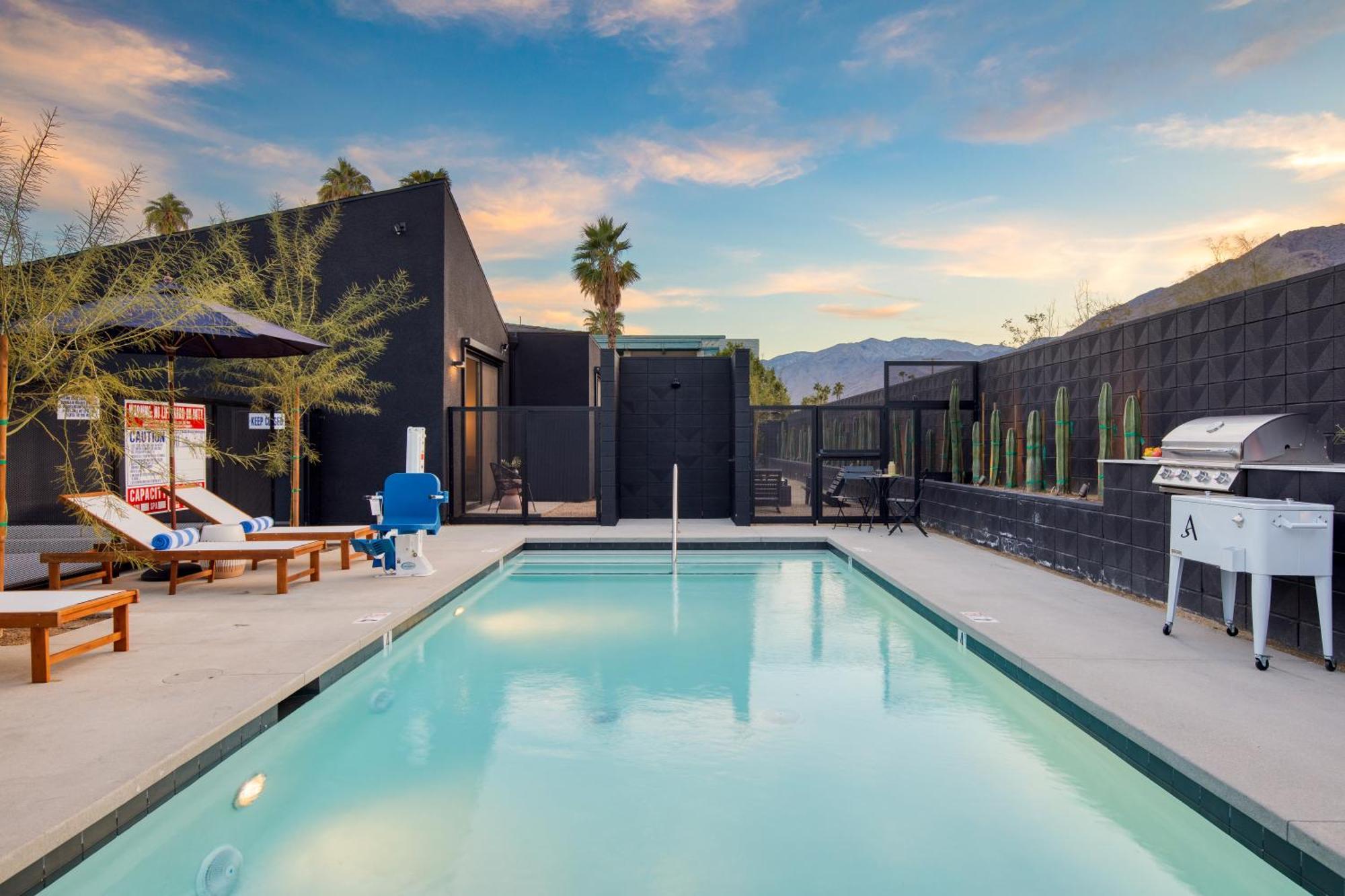 Blackhaus By Avantstay Ada Modern Rooms, Pool & Bbq Hotel