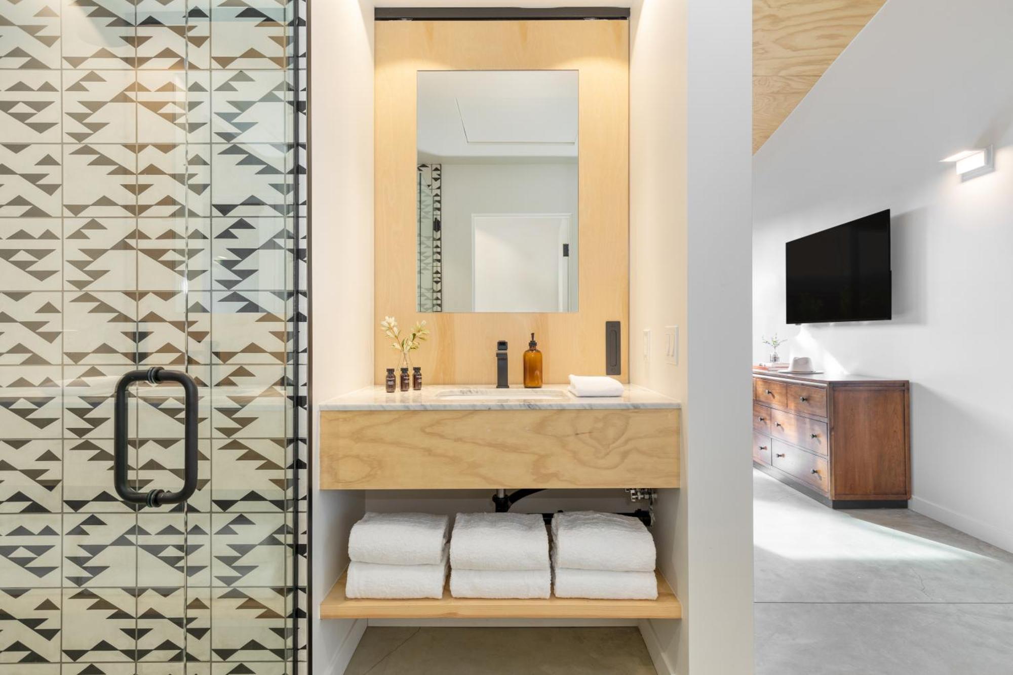 Blackhaus By Avantstay Ada Modern Rooms, Pool & Bbq