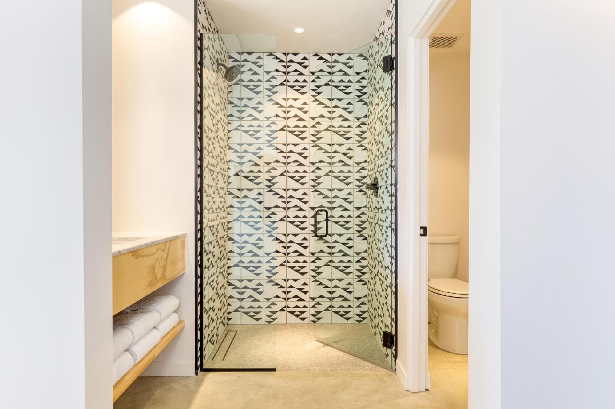 Hotel Blackhaus By Avantstay Ada Modern Rooms, Pool & Bbq