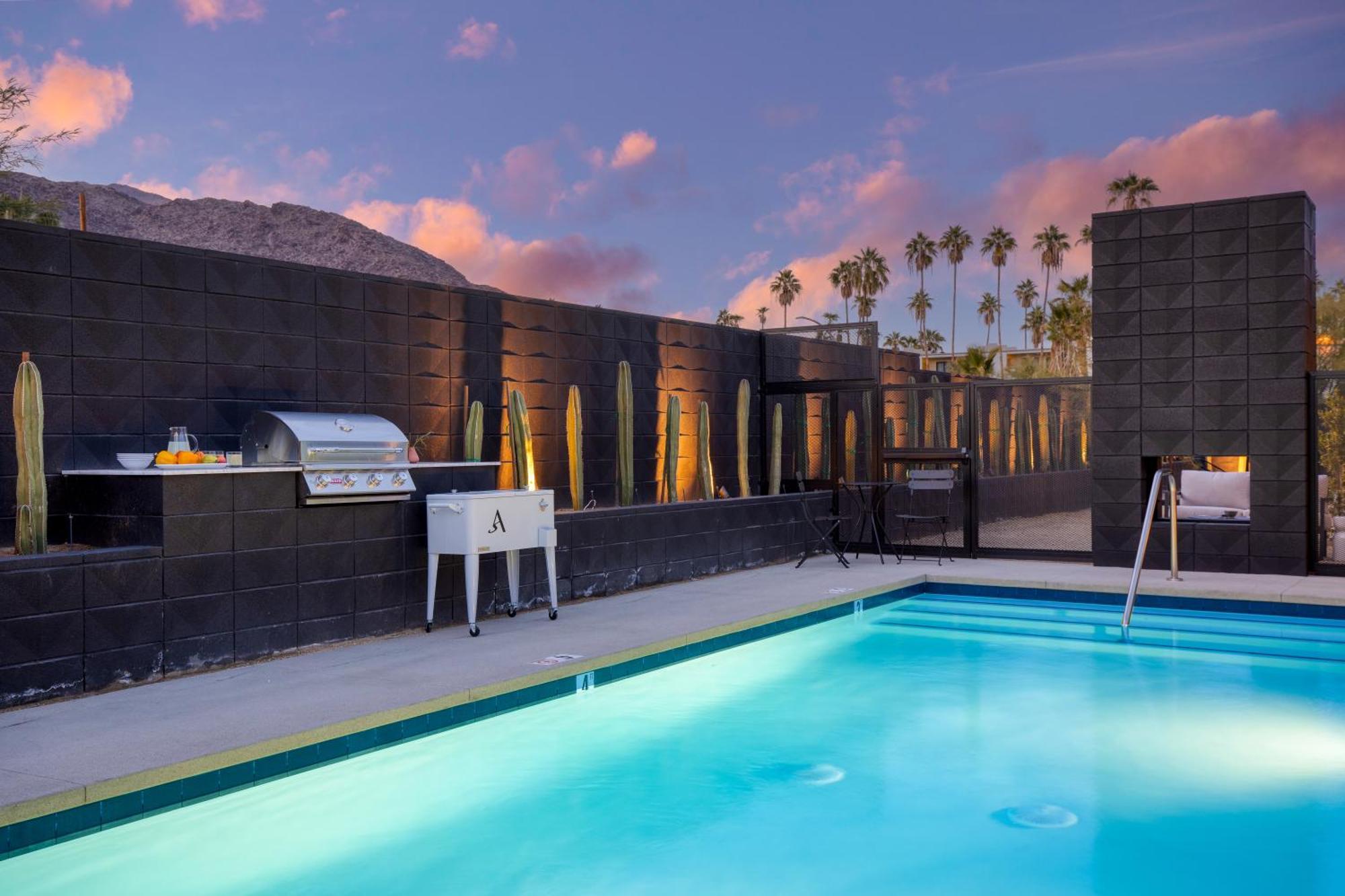 Blackhaus By Avantstay Ada Modern Rooms, Pool & Bbq Hotel