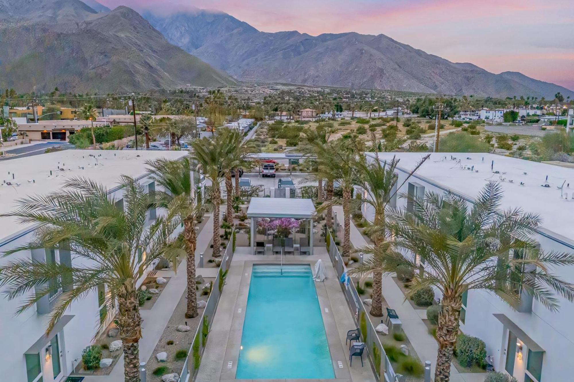 Zanjero By Avantstay Mins From Downtown Private Terrace Shared Pool Palm Springs