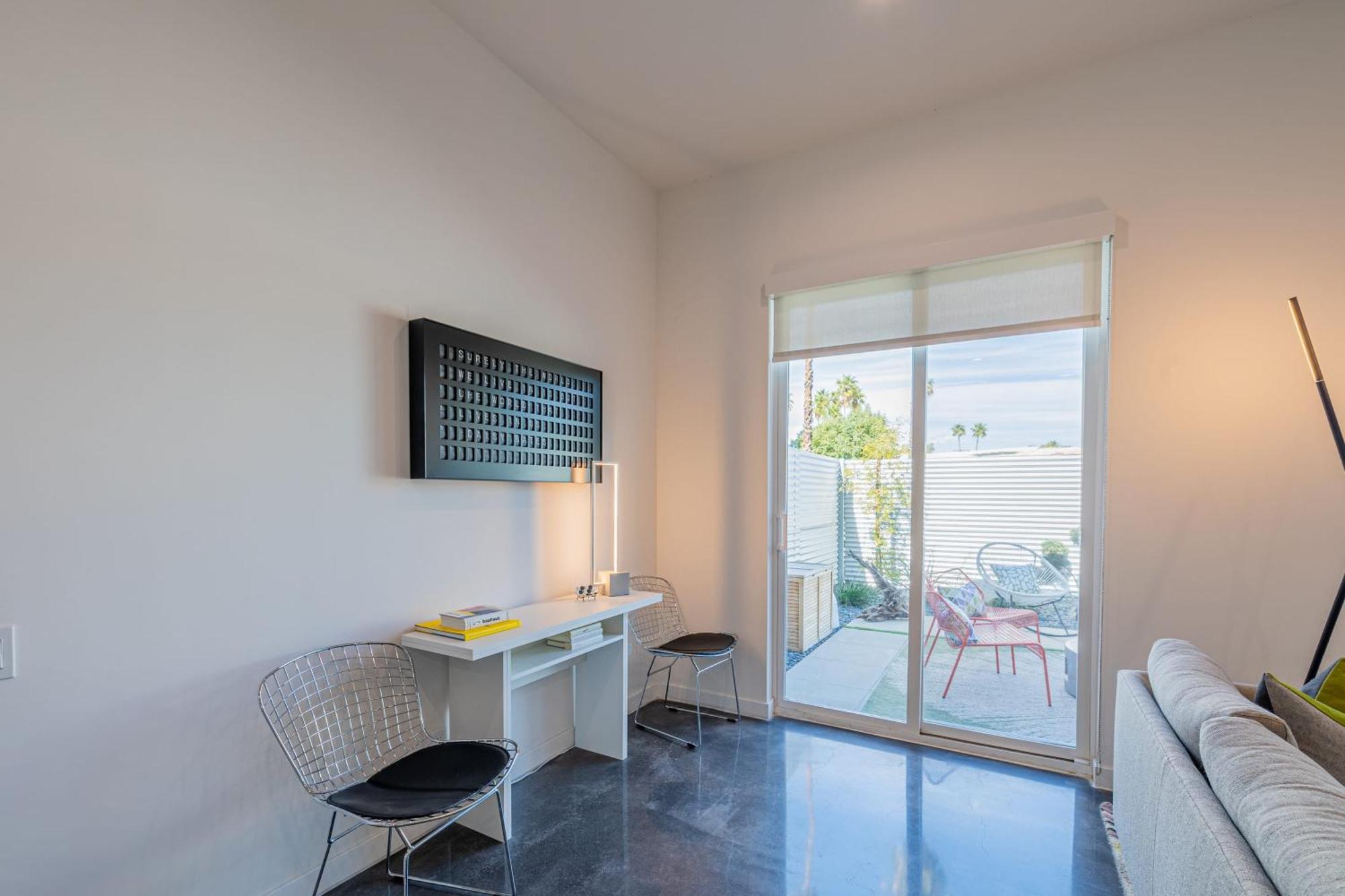 Zanjero By Avantstay Mins From Downtown Private Terrace Shared Pool Holiday home Palm Springs