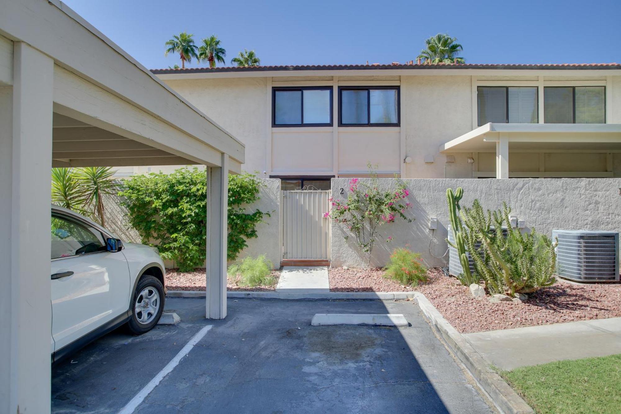 Holiday home Townhome With Pool Access, Near Dtwn Palm Springs! *