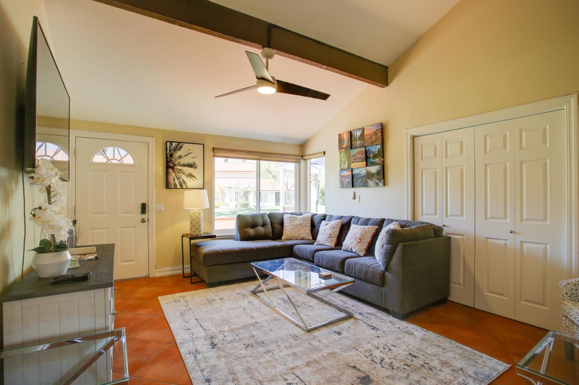 Holiday home Townhome With Pool Access, Near Dtwn Palm Springs! *