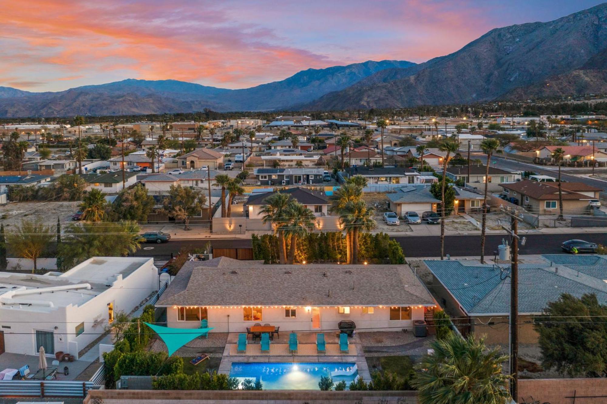 New Retro Escape 70's Vibes Wellness Game Holiday home Palm Springs