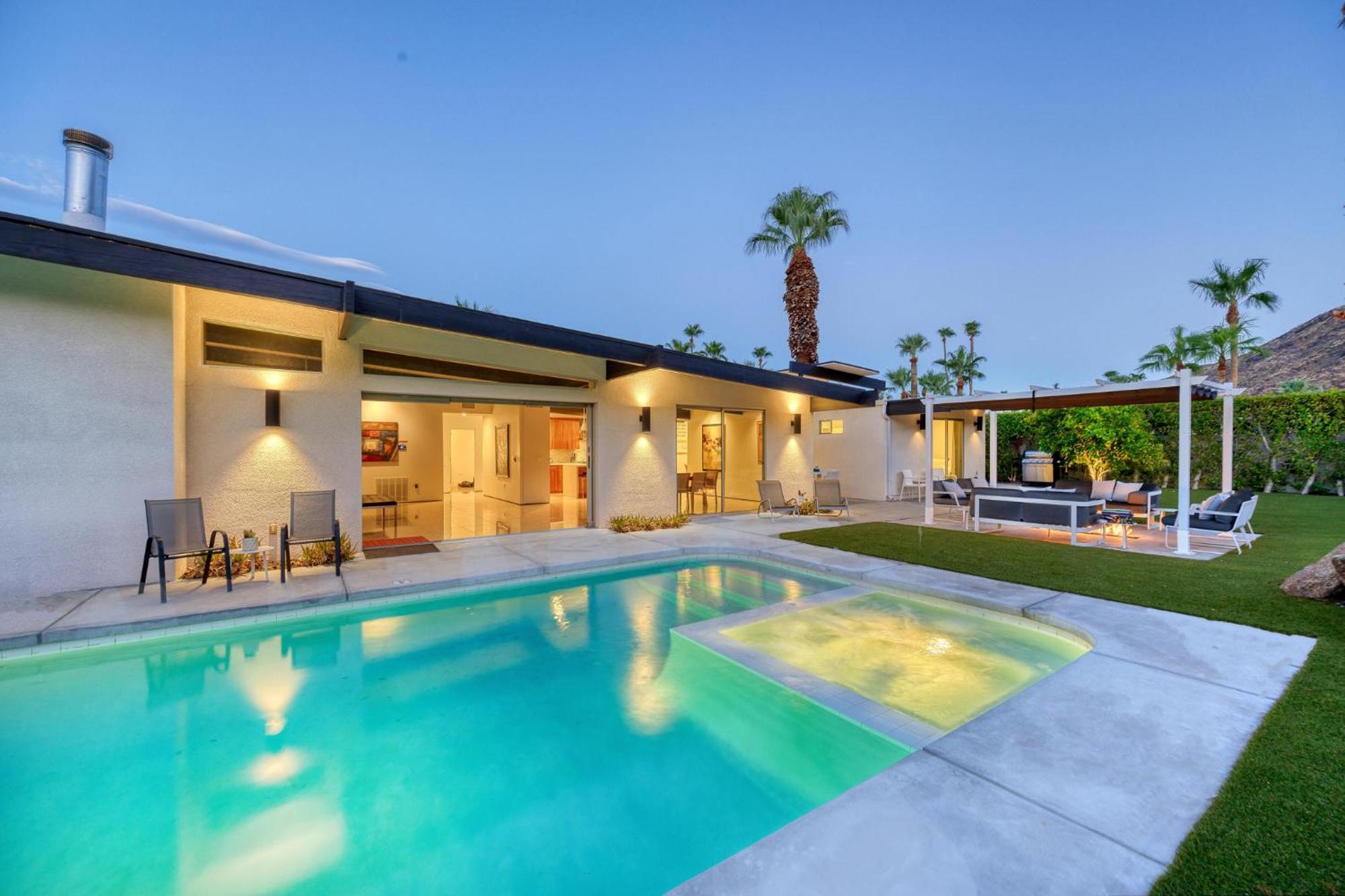4br Midcentury Alexander In Vista Palmas Holiday home *