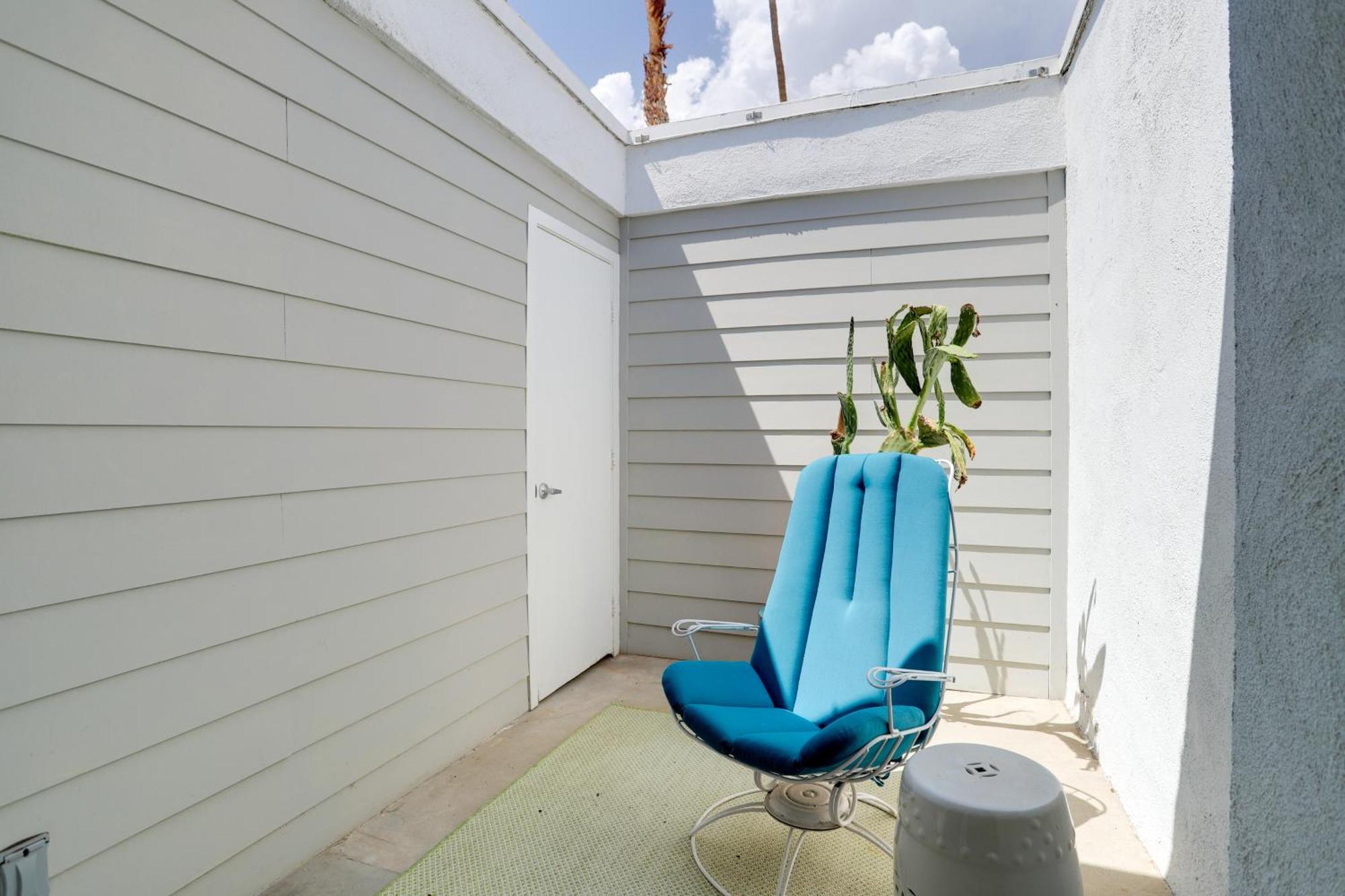 With Pool Access, Mountain Views!
