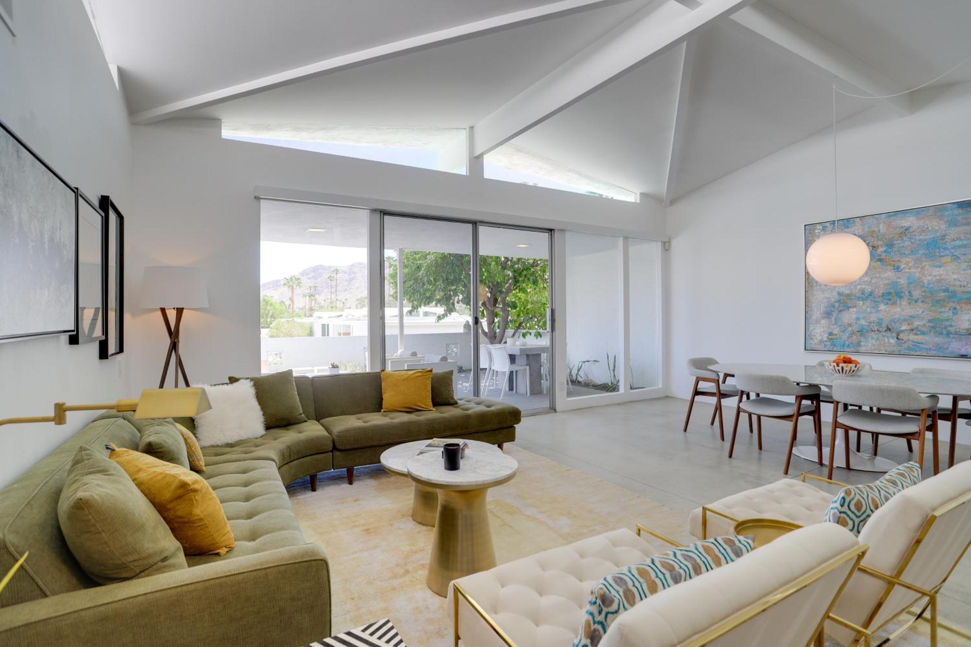 With Pool Access, Mountain Views! Apartment Palm Springs