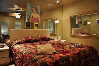 Desert Paradise - Gay Men's Hotel Palm Springs
