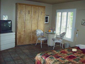 Hotel Desert Paradise - Gay Men's Palm Springs