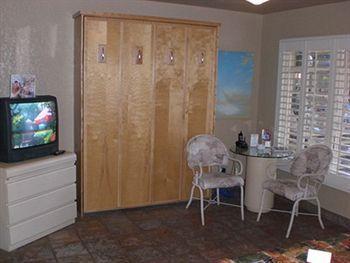 Desert Paradise - Gay Men's Hotel Palm Springs