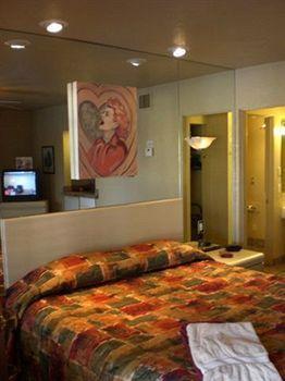 Hotel Desert Paradise - Gay Men's Palm Springs