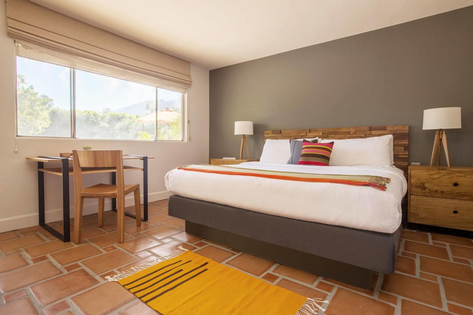 Santiago - Premier Gay Men's Resort Palm Springs