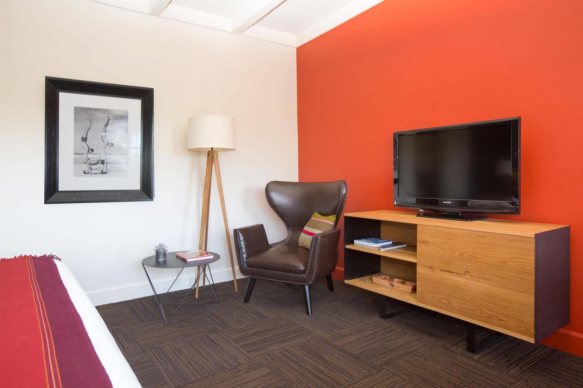 Resort Santiago - Premier Gay Men's Palm Springs