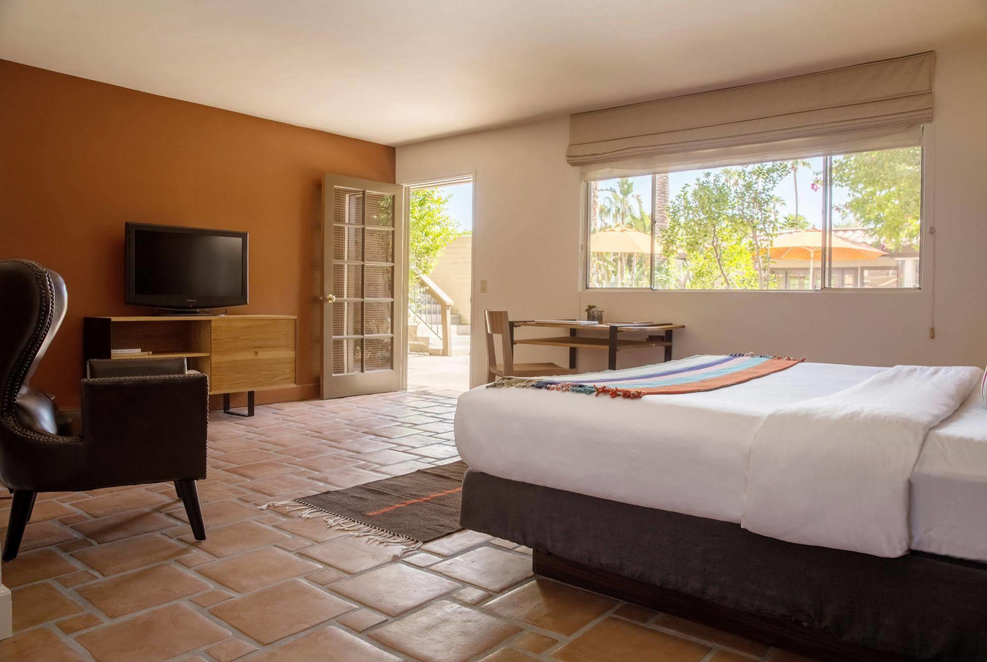 Santiago - Premier Gay Men's Resort Palm Springs