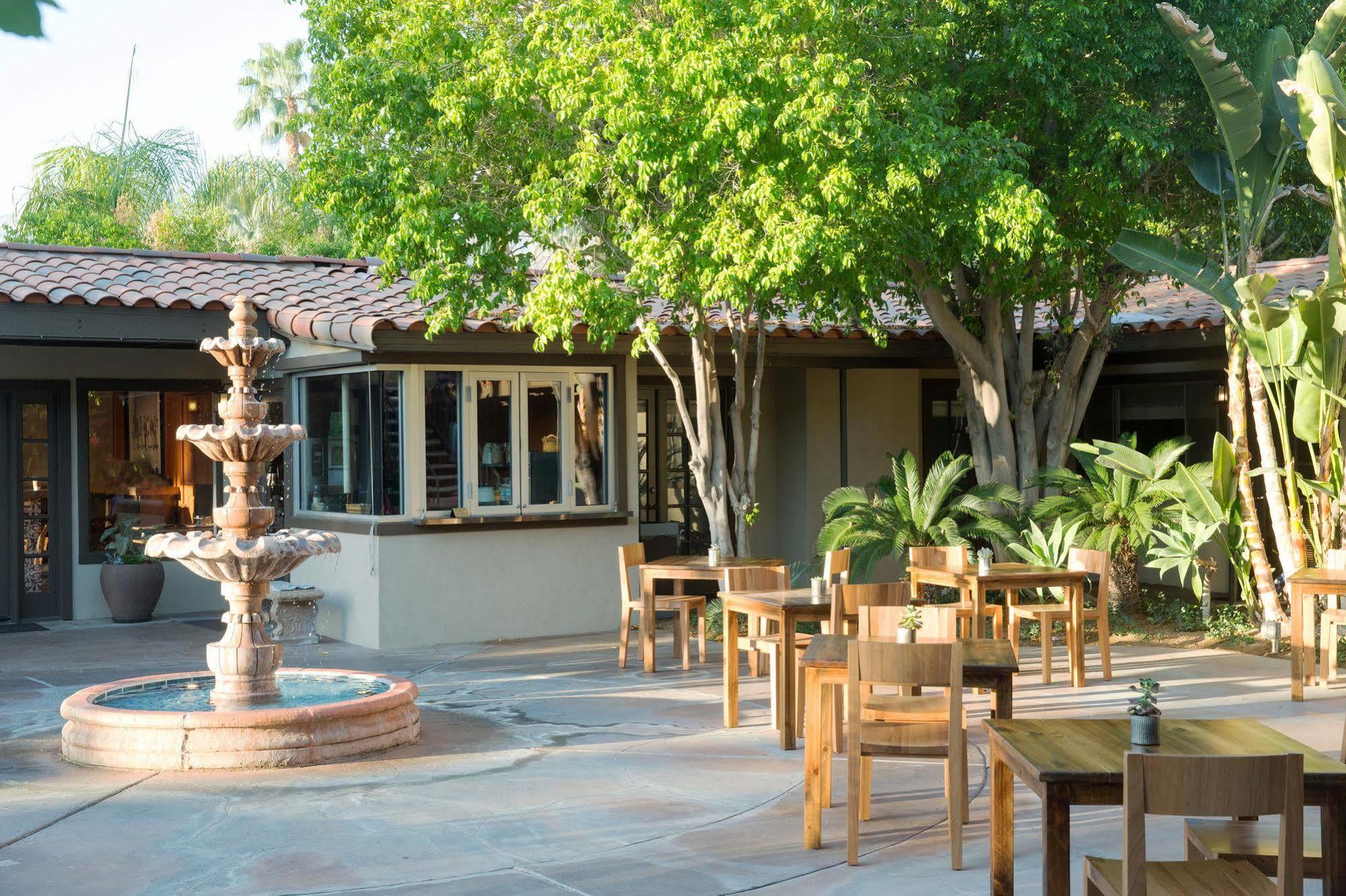 Santiago - Premier Gay Men's Resort Palm Springs